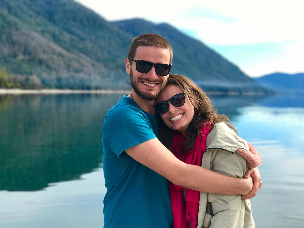 photo d'un couple enlacé devant un lac